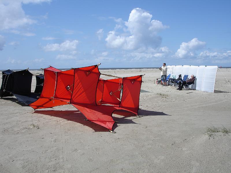 DSC03311.JPG - Die am Vortag auf dem Campingplatz eingestellten Codys wurden gleich aufgebaut. Vorbild war das gut fliegende Modell vom Montag.
