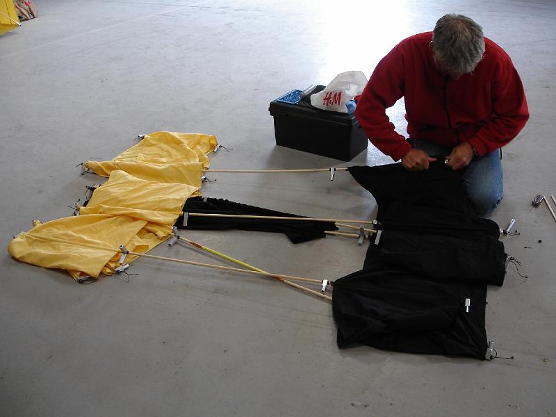 DSC03363.JPG - Rainer und Roman hatten noch zwei Sauls aus Baumwolle und Holz fertig zu stellen.