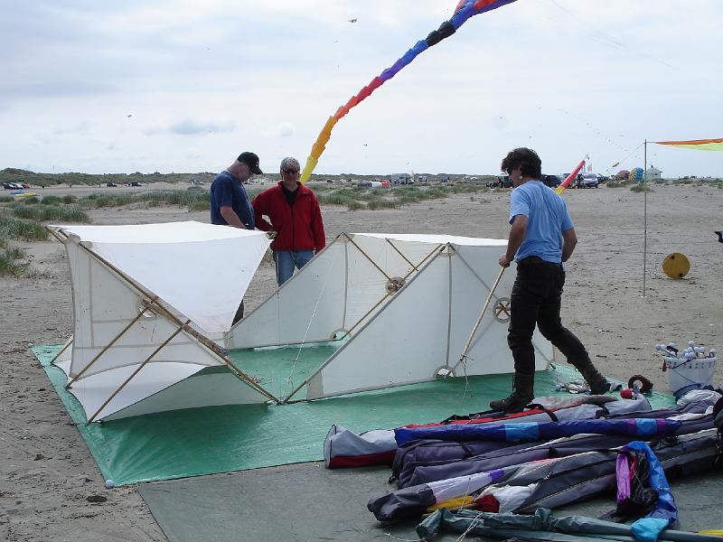 DSC04732.JPG - Schn verspannt mit glnzendem Draht. Der Strand ist am Sonntag-Vormittag vor dem Fest noch nicht sehr gefllt.