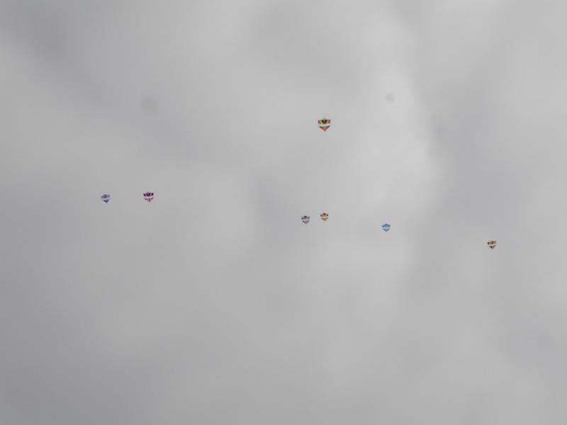 DSC04738.JPG - Etwas unscharf, aber fast all unsere Designvarianten am Himmel.