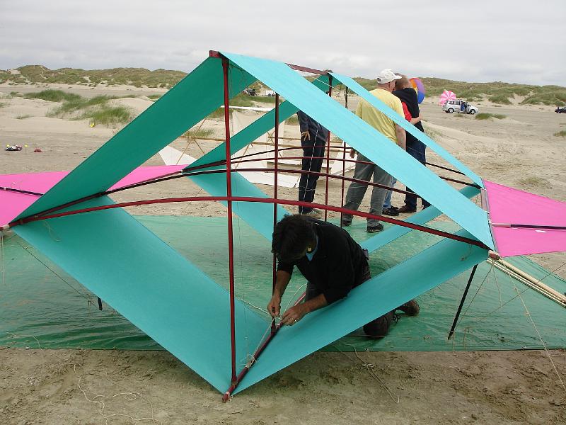 DSC04739.JPG - Der Diamant-Drachen wird aufgebaut. Mit gebogenen Querspreizen und beweglichen Flgeln.