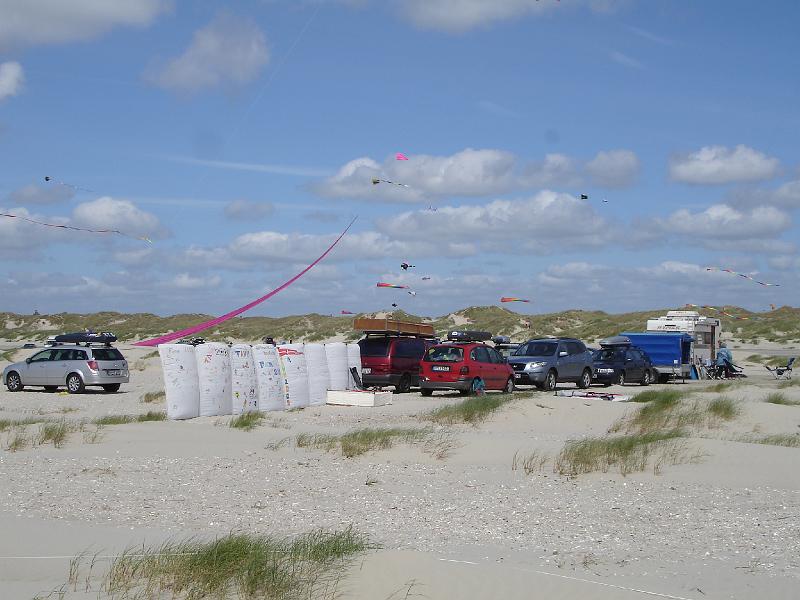 DSC04749.JPG - Unser "Stellplatz". Hinter dem Windschutz wollte nur niemand sitzen, da der Sand wieder ordentlich aufgewirbelt wurde.