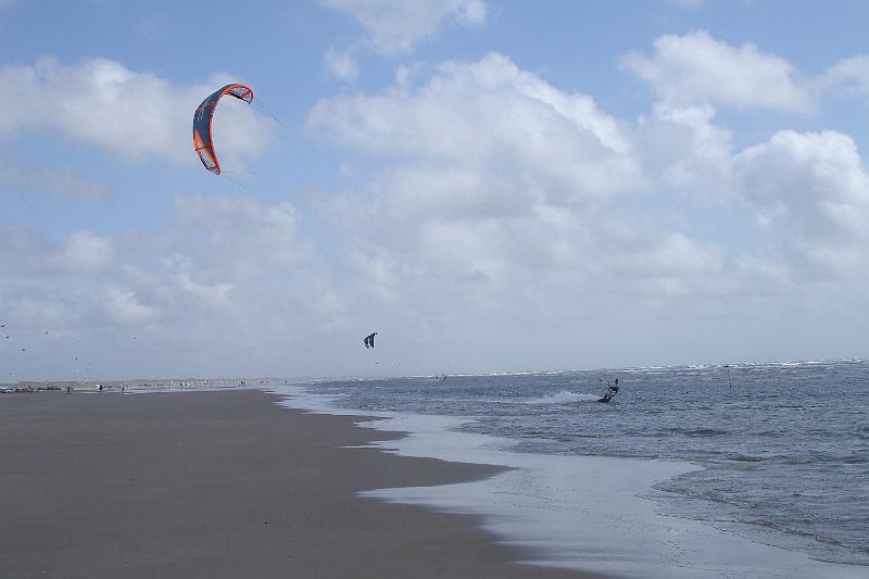 DSC04788.JPG - Das reizte auch die Kitesurfer.