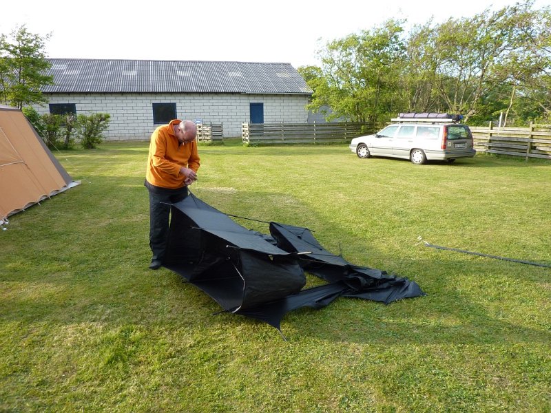 Camping.jpg - Erste Aufbauten auf dem Campingplatz unserer Mitstreiter.