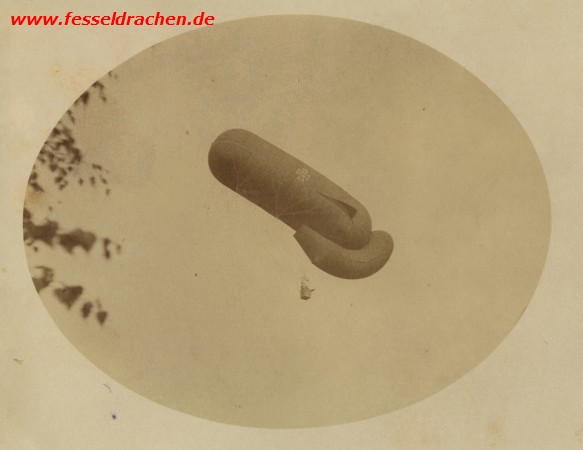 Hier sieht man die deutliche Anstellung im Flug