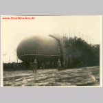 Der Ballon wird von der Mannschaft in die Halle geschoben